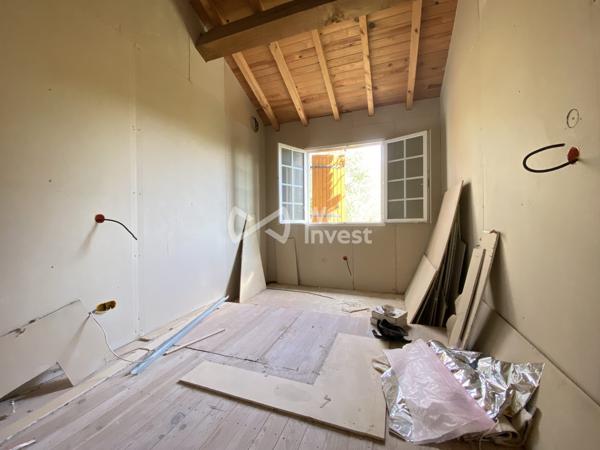 PLASSAC (33) Découvrez le potentiel de cette charmante maison de village à finir de rénover.