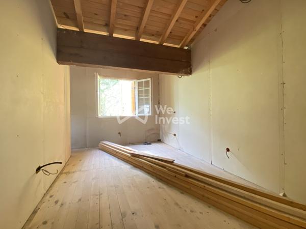 PLASSAC (33) Découvrez le potentiel de cette charmante maison de village à finir de rénover.