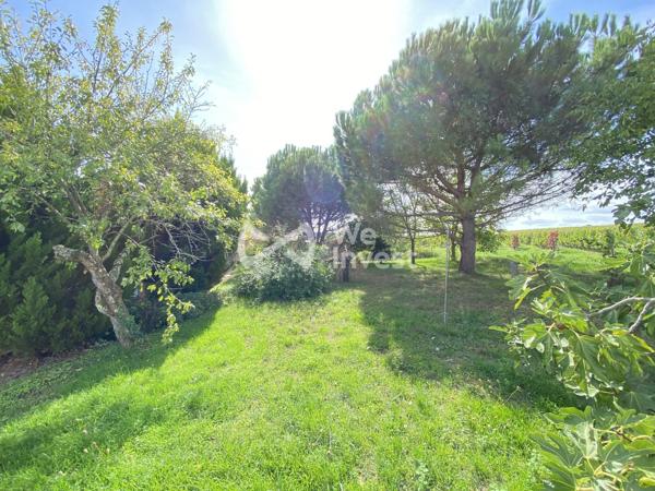 PLASSAC (33) Découvrez le potentiel de cette charmante maison de village à finir de rénover.