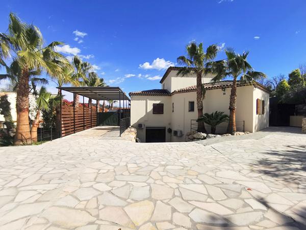 LA COLLE SUR LOUP : VILLA AVEC PISCINE DANS BELLE PROPRIETE
