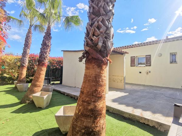 LA COLLE SUR LOUP : VILLA AVEC PISCINE DANS BELLE PROPRIETE