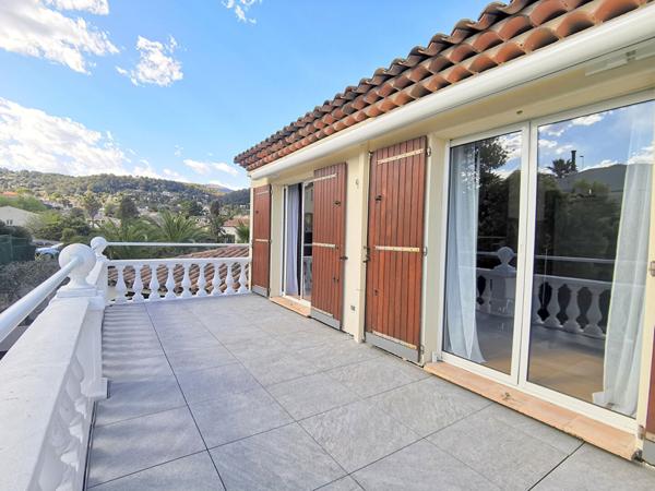 LA COLLE SUR LOUP : VILLA AVEC PISCINE DANS BELLE PROPRIETE