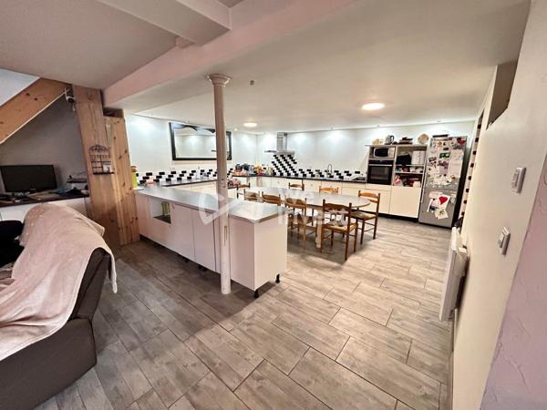IMMEUBLE DE 362M² COMPRENANT : un F5 avec garage, deux F2, un F3, un F2 A RENOVER.