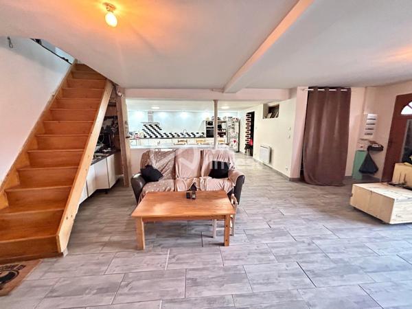 IMMEUBLE DE 362M² COMPRENANT : un F5 avec garage, deux F2, un F3, un F2 A RENOVER.