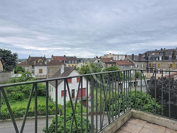 F3 à Mantes la Jolie GARE avec Balcon, Parking box et cave