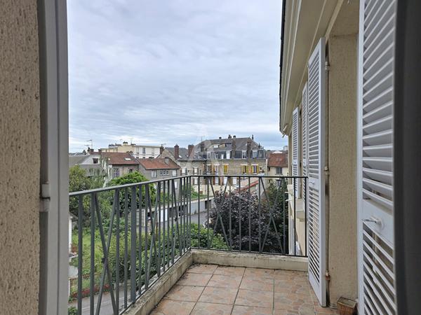 F3 à Mantes la Jolie GARE avec Balcon, Parking box et cave