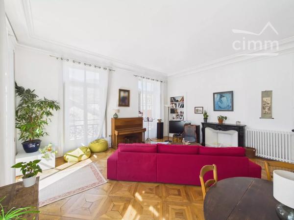 Fanny Soutous cous propose de découvrir ce grand T5 de 160 m2 proche de la place de Verdun en hyper centre ville.