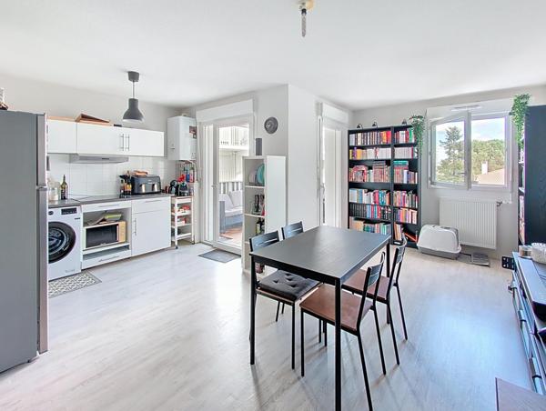 Grand T2 à Eysines, avec place de parking et terrasse