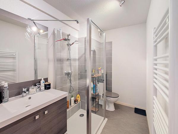 Grand T2 à Eysines, avec place de parking et terrasse