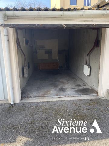 Parking / box 1 pièce 12 m2