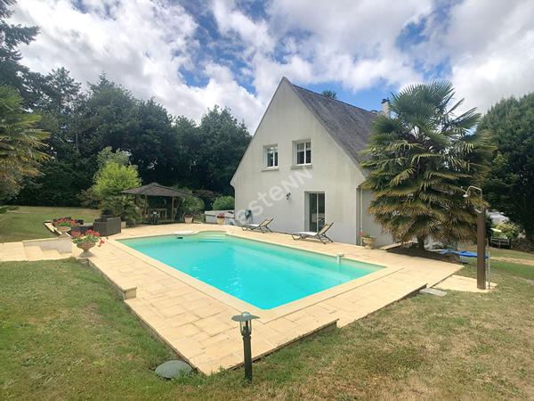 Vente maison familiale de 213m2 à Chateaubriant avec cinq chambres, sur un terrain arboré de plus de 2 hectares avec piscine