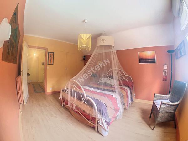 Vente maison familiale de 213m2 à Chateaubriant avec cinq chambres, sur un terrain arboré de plus de 2 hectares avec piscine