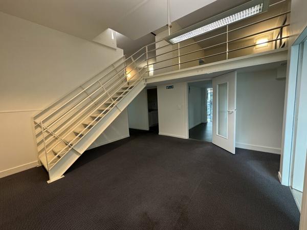 TOURS CENTRE GARE BUREAUX COMMERCIAUX A LOUER 233 M² AVEC 7 PARKINGS