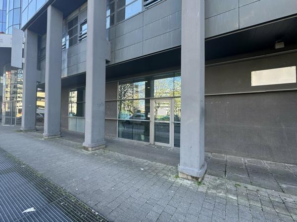 TOURS CENTRE GARE BUREAUX COMMERCIAUX A LOUER 233 M² AVEC 7 PARKINGS