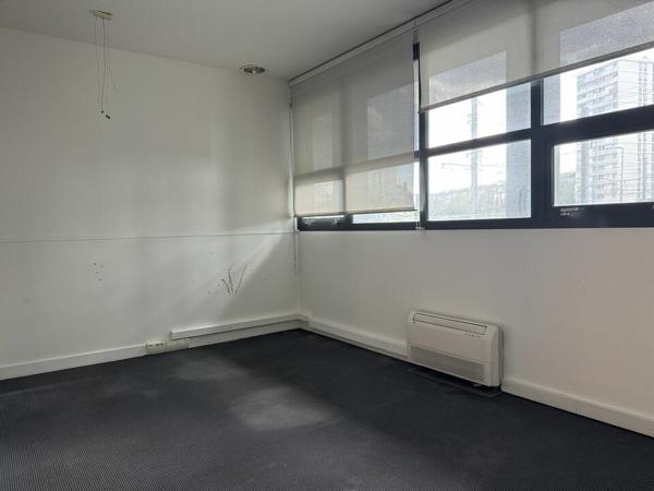 TOURS CENTRE GARE BUREAUX COMMERCIAUX A LOUER 233 M² AVEC 7 PARKINGS