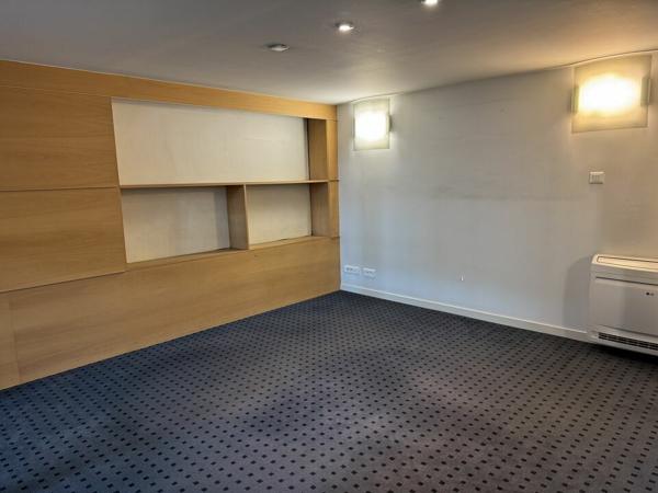 TOURS CENTRE GARE BUREAUX COMMERCIAUX A LOUER 233 M² AVEC 7 PARKINGS