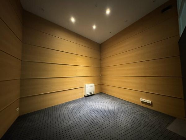 TOURS CENTRE GARE BUREAUX COMMERCIAUX A LOUER 233 M² AVEC 7 PARKINGS