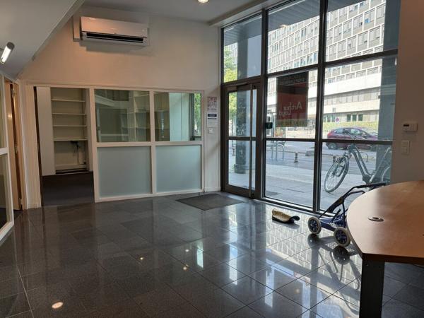 TOURS CENTRE GARE BUREAUX COMMERCIAUX A LOUER 233 M² AVEC 7 PARKINGS