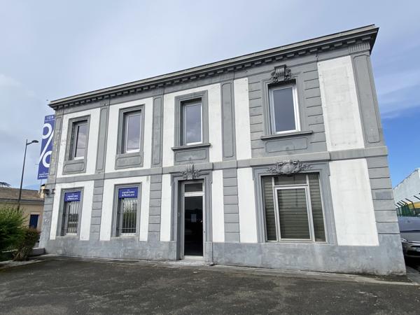 Bureaux à louer à Bègles en rez-de-chaussée avec parking et visibilité