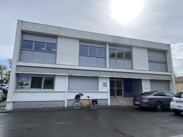Bureaux à louer à Bègles en rez-de-chaussée avec parking et visibilité