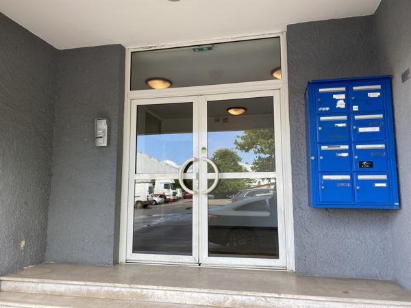 Bureaux à louer à Bègles en rez-de-chaussée avec parking et visibilité