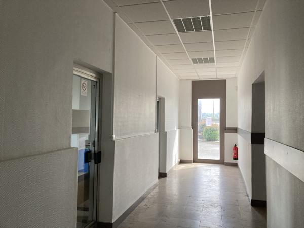 Bureaux à louer à Bègles en rez-de-chaussée avec parking et visibilité