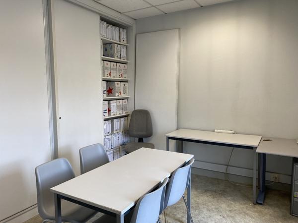 Bureaux à louer à Bègles en rez-de-chaussée avec parking et visibilité