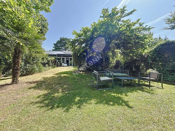 BOUGUENAIS-LES COUÊTS / Maison d'architecte atypique / 145 m2 habitables / Vaste terrain arboré avec PISCINE