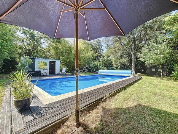 BOUGUENAIS-LES COUÊTS / Maison d'architecte atypique / 145 m2 habitables / Vaste terrain arboré avec PISCINE