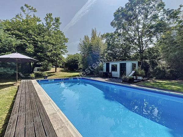BOUGUENAIS-LES COUÊTS / Maison d'architecte atypique / 145 m2 habitables / Vaste terrain arboré avec PISCINE