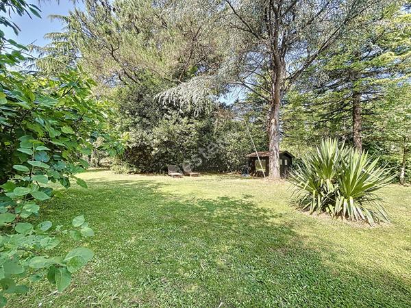 BOUGUENAIS-LES COUÊTS / Maison d'architecte atypique / 145 m2 habitables / Vaste terrain arboré avec PISCINE