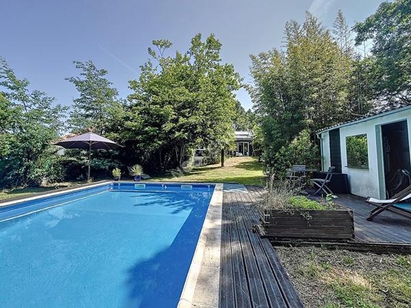 BOUGUENAIS-LES COUÊTS / Maison d'architecte atypique / 145 m2 habitables / Vaste terrain arboré avec PISCINE
