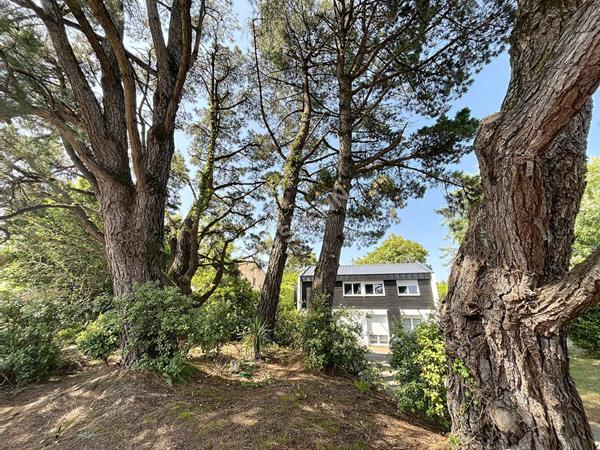 BOUGUENAIS-LES COUÊTS / Maison d'architecte atypique / 145 m2 habitables / Vaste terrain arboré avec PISCINE