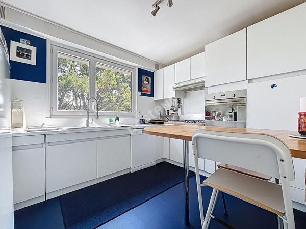 BOUGUENAIS-LES COUÊTS / Maison d'architecte atypique / 145 m2 habitables / Vaste terrain arboré avec PISCINE