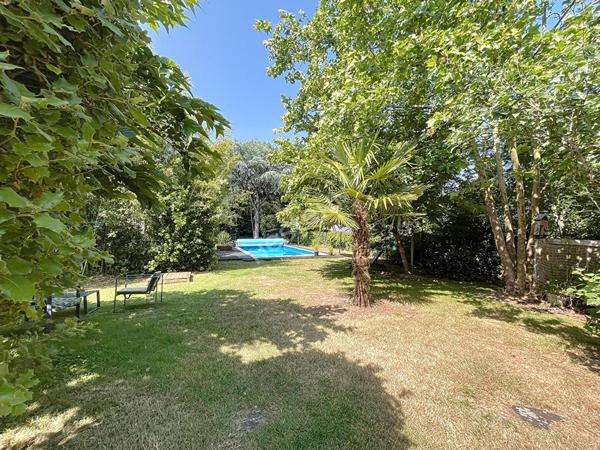 BOUGUENAIS-LES COUÊTS / Maison d'architecte atypique / 145 m2 habitables / Vaste terrain arboré avec PISCINE