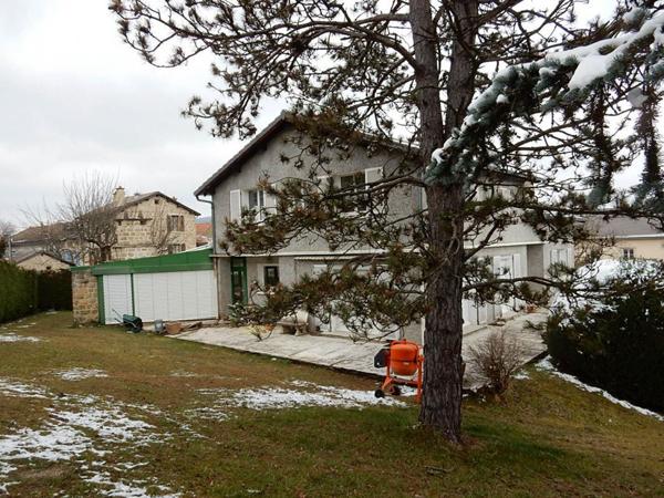 Saint-Julien-Chapteuil  43260  maison traditionnelle de 1972 sur deux niveaux élevés sur sous-sol  302 m² habitables 6 chambres sur 1613m² de terrain