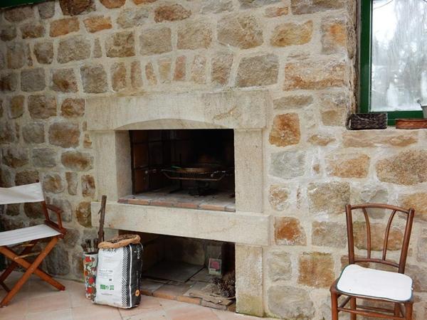 Saint-Julien-Chapteuil  43260  maison traditionnelle de 1972 sur deux niveaux élevés sur sous-sol  302 m² habitables 6 chambres sur 1613m² de terrain