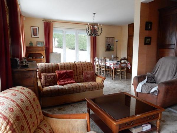 Saint-Julien-Chapteuil  43260  maison traditionnelle de 1972 sur deux niveaux élevés sur sous-sol  302 m² habitables 6 chambres sur 1613m² de terrain