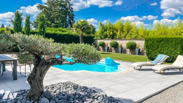 Saint Jean le Blanc, maison avec piscine et 2 garages