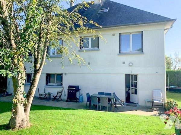 LA MEZIERE - Dans un quartier résidentiel tranquille, à environ 500 m des commerces et services...