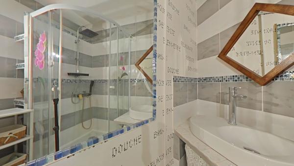 APPARTEMENT GREOUX LES BAINS AVEC BALCON PARKING CALME PROCHE DES THERMES