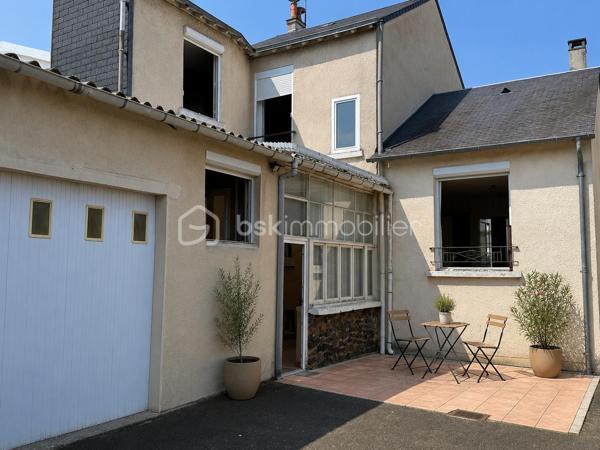 Point info : Une vidéo du logement, un dossier complet avec photos supplémentaires, diagnostics et documents relatifs au bien sont disponibles sur simple demande avant la visite.

Située au cœur du quartier du Miroir, cette maison de ville des années 50 bénéficie d’un emplacement privilégié, à quelques minutes de la gare, des écoles, des commerces, ainsi que du tramway et des lignes de bus accessibles à pied.

128 m² habitables, elle séduira les acquéreurs à la recherche d’un bien offrant de beaux volumes, une configuration rare et un véritable potentiel de valorisation.

Le rez-de-chaussée se compose d’une entrée, d’un agréable salon baigné de lumière grâce à son exposition plein sud, d’une salle à manger, d’une cuisine indépendante, ainsi que d’une suite parentale avec sa salle de bains privative équipée d’une baignoire balnéo, d’une douche et d’un meuble vasque. Un WC indépendant complète ce niveau. Également une véranda.

À l’étage, vous découvrirez deux chambres confortables, dont une avec grand dressing ou bureau, une salle d’eau, un deuxième WC, ainsi qu’un grenier aménageable. Cet espace pourra facilement accueillir une chambre supplémentaire, un bureau ou une suite parentale selon vos besoins.

Le sous-sol avec fenêtre et WC de plus de 65 m² constitue un véritable espace de vie complémentaire. Il pourra être aménagé en bureau, salle de cinéma, salle de jeux, salle de sport ou atelier, tout en conservant une importante capacité de stockage.

À l’extérieur, une cour ( à aménager ) complète l’ensemble, ainsi qu’un double garage avec deux portes indépendantes, permettant de stationner facilement deux véhicules tout en offrant un espace supplémentaire pour le rangement, le bricolage ou le stockage.

Grâce à son agencement et à ses volumes, cette maison offre également la possibilité d’envisager une division afin de créer plusieurs logements dans le cadre d’un projet d’investissement locatif (sous réserve des autorisations administratives et des travaux nécessaires).

Les points forts :

* Quartier recherché du Miroir
* Gare, tramway, bus, écoles et commerces accessibles à pied
* 128 m² habitables
* Suite parentale au rez-de-chaussée avec baignoire balnéo et douche
* Deux WC
* Sous-sol complet de plus de 65 m²
* Possibilité d’aménager un bureau, une salle de cinéma ou une salle de jeux
* Grenier aménageable
* Double garage avec deux portes indépendantes
* Cour privative
* Possibilité de division pour un investissement locatif
* Beau potentiel de rénovation et de valorisation

Une maison rare sur le secteur, alliant emplacement, fonctionnalité et potentiel, idéale aussi bien pour une résidence principale que pour un projet d’investissement. Une visite s’impose !

J’accompagne mes clients, dont plusieurs disposent déjà d’un financement fiable et assuré, dans leur recherche de biens au Mans et ses alentours. Je suis également à la recherche de nouveaux biens à vendre. Je rémunère mes apporteurs d’affaires et je travaille avec un réseau d’artisans ainsi qu’un courtier en financement afin de vous accompagner dans toutes les étapes de votre projet immobilier.