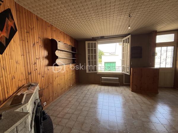 Point info : Une vidéo du logement, un dossier complet avec photos supplémentaires, diagnostics et documents relatifs au bien sont disponibles sur simple demande avant la visite.

Située au cœur du quartier du Miroir, cette maison de ville des années 50 bénéficie d’un emplacement privilégié, à quelques minutes de la gare, des écoles, des commerces, ainsi que du tramway et des lignes de bus accessibles à pied.

128 m² habitables, elle séduira les acquéreurs à la recherche d’un bien offrant de beaux volumes, une configuration rare et un véritable potentiel de valorisation.

Le rez-de-chaussée se compose d’une entrée, d’un agréable salon baigné de lumière grâce à son exposition plein sud, d’une salle à manger, d’une cuisine indépendante, ainsi que d’une suite parentale avec sa salle de bains privative équipée d’une baignoire balnéo, d’une douche et d’un meuble vasque. Un WC indépendant complète ce niveau. Également une véranda.

À l’étage, vous découvrirez deux chambres confortables, dont une avec grand dressing ou bureau, une salle d’eau, un deuxième WC, ainsi qu’un grenier aménageable. Cet espace pourra facilement accueillir une chambre supplémentaire, un bureau ou une suite parentale selon vos besoins.

Le sous-sol avec fenêtre et WC de plus de 65 m² constitue un véritable espace de vie complémentaire. Il pourra être aménagé en bureau, salle de cinéma, salle de jeux, salle de sport ou atelier, tout en conservant une importante capacité de stockage.

À l’extérieur, une cour ( à aménager ) complète l’ensemble, ainsi qu’un double garage avec deux portes indépendantes, permettant de stationner facilement deux véhicules tout en offrant un espace supplémentaire pour le rangement, le bricolage ou le stockage.

Grâce à son agencement et à ses volumes, cette maison offre également la possibilité d’envisager une division afin de créer plusieurs logements dans le cadre d’un projet d’investissement locatif (sous réserve des autorisations administratives et des travaux nécessaires).

Les points forts :

* Quartier recherché du Miroir
* Gare, tramway, bus, écoles et commerces accessibles à pied
* 128 m² habitables
* Suite parentale au rez-de-chaussée avec baignoire balnéo et douche
* Deux WC
* Sous-sol complet de plus de 65 m²
* Possibilité d’aménager un bureau, une salle de cinéma ou une salle de jeux
* Grenier aménageable
* Double garage avec deux portes indépendantes
* Cour privative
* Possibilité de division pour un investissement locatif
* Beau potentiel de rénovation et de valorisation

Une maison rare sur le secteur, alliant emplacement, fonctionnalité et potentiel, idéale aussi bien pour une résidence principale que pour un projet d’investissement. Une visite s’impose !

J’accompagne mes clients, dont plusieurs disposent déjà d’un financement fiable et assuré, dans leur recherche de biens au Mans et ses alentours. Je suis également à la recherche de nouveaux biens à vendre. Je rémunère mes apporteurs d’affaires et je travaille avec un réseau d’artisans ainsi qu’un courtier en financement afin de vous accompagner dans toutes les étapes de votre projet immobilier.