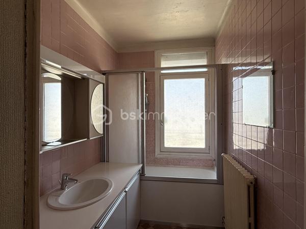Point info : Une vidéo du logement, un dossier complet avec photos supplémentaires, diagnostics et documents relatifs au bien sont disponibles sur simple demande avant la visite.

Située au cœur du quartier du Miroir, cette maison de ville des années 50 bénéficie d’un emplacement privilégié, à quelques minutes de la gare, des écoles, des commerces, ainsi que du tramway et des lignes de bus accessibles à pied.

128 m² habitables, elle séduira les acquéreurs à la recherche d’un bien offrant de beaux volumes, une configuration rare et un véritable potentiel de valorisation.

Le rez-de-chaussée se compose d’une entrée, d’un agréable salon baigné de lumière grâce à son exposition plein sud, d’une salle à manger, d’une cuisine indépendante, ainsi que d’une suite parentale avec sa salle de bains privative équipée d’une baignoire balnéo, d’une douche et d’un meuble vasque. Un WC indépendant complète ce niveau. Également une véranda.

À l’étage, vous découvrirez deux chambres confortables, dont une avec grand dressing ou bureau, une salle d’eau, un deuxième WC, ainsi qu’un grenier aménageable. Cet espace pourra facilement accueillir une chambre supplémentaire, un bureau ou une suite parentale selon vos besoins.

Le sous-sol avec fenêtre et WC de plus de 65 m² constitue un véritable espace de vie complémentaire. Il pourra être aménagé en bureau, salle de cinéma, salle de jeux, salle de sport ou atelier, tout en conservant une importante capacité de stockage.

À l’extérieur, une cour ( à aménager ) complète l’ensemble, ainsi qu’un double garage avec deux portes indépendantes, permettant de stationner facilement deux véhicules tout en offrant un espace supplémentaire pour le rangement, le bricolage ou le stockage.

Grâce à son agencement et à ses volumes, cette maison offre également la possibilité d’envisager une division afin de créer plusieurs logements dans le cadre d’un projet d’investissement locatif (sous réserve des autorisations administratives et des travaux nécessaires).

Les points forts :

* Quartier recherché du Miroir
* Gare, tramway, bus, écoles et commerces accessibles à pied
* 128 m² habitables
* Suite parentale au rez-de-chaussée avec baignoire balnéo et douche
* Deux WC
* Sous-sol complet de plus de 65 m²
* Possibilité d’aménager un bureau, une salle de cinéma ou une salle de jeux
* Grenier aménageable
* Double garage avec deux portes indépendantes
* Cour privative
* Possibilité de division pour un investissement locatif
* Beau potentiel de rénovation et de valorisation

Une maison rare sur le secteur, alliant emplacement, fonctionnalité et potentiel, idéale aussi bien pour une résidence principale que pour un projet d’investissement. Une visite s’impose !

J’accompagne mes clients, dont plusieurs disposent déjà d’un financement fiable et assuré, dans leur recherche de biens au Mans et ses alentours. Je suis également à la recherche de nouveaux biens à vendre. Je rémunère mes apporteurs d’affaires et je travaille avec un réseau d’artisans ainsi qu’un courtier en financement afin de vous accompagner dans toutes les étapes de votre projet immobilier.