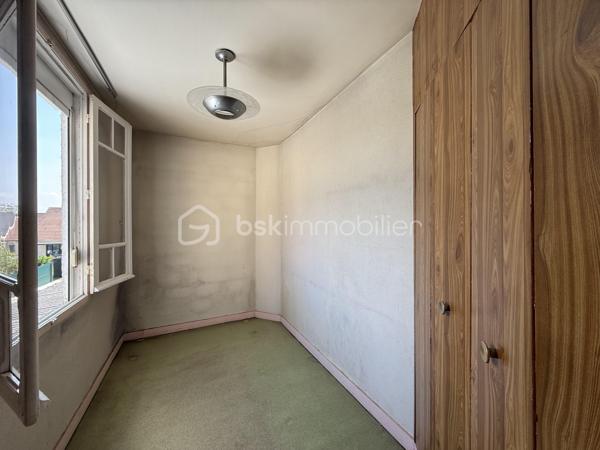 Point info : Une vidéo du logement, un dossier complet avec photos supplémentaires, diagnostics et documents relatifs au bien sont disponibles sur simple demande avant la visite.

Située au cœur du quartier du Miroir, cette maison de ville des années 50 bénéficie d’un emplacement privilégié, à quelques minutes de la gare, des écoles, des commerces, ainsi que du tramway et des lignes de bus accessibles à pied.

128 m² habitables, elle séduira les acquéreurs à la recherche d’un bien offrant de beaux volumes, une configuration rare et un véritable potentiel de valorisation.

Le rez-de-chaussée se compose d’une entrée, d’un agréable salon baigné de lumière grâce à son exposition plein sud, d’une salle à manger, d’une cuisine indépendante, ainsi que d’une suite parentale avec sa salle de bains privative équipée d’une baignoire balnéo, d’une douche et d’un meuble vasque. Un WC indépendant complète ce niveau. Également une véranda.

À l’étage, vous découvrirez deux chambres confortables, dont une avec grand dressing ou bureau, une salle d’eau, un deuxième WC, ainsi qu’un grenier aménageable. Cet espace pourra facilement accueillir une chambre supplémentaire, un bureau ou une suite parentale selon vos besoins.

Le sous-sol avec fenêtre et WC de plus de 65 m² constitue un véritable espace de vie complémentaire. Il pourra être aménagé en bureau, salle de cinéma, salle de jeux, salle de sport ou atelier, tout en conservant une importante capacité de stockage.

À l’extérieur, une cour ( à aménager ) complète l’ensemble, ainsi qu’un double garage avec deux portes indépendantes, permettant de stationner facilement deux véhicules tout en offrant un espace supplémentaire pour le rangement, le bricolage ou le stockage.

Grâce à son agencement et à ses volumes, cette maison offre également la possibilité d’envisager une division afin de créer plusieurs logements dans le cadre d’un projet d’investissement locatif (sous réserve des autorisations administratives et des travaux nécessaires).

Les points forts :

* Quartier recherché du Miroir
* Gare, tramway, bus, écoles et commerces accessibles à pied
* 128 m² habitables
* Suite parentale au rez-de-chaussée avec baignoire balnéo et douche
* Deux WC
* Sous-sol complet de plus de 65 m²
* Possibilité d’aménager un bureau, une salle de cinéma ou une salle de jeux
* Grenier aménageable
* Double garage avec deux portes indépendantes
* Cour privative
* Possibilité de division pour un investissement locatif
* Beau potentiel de rénovation et de valorisation

Une maison rare sur le secteur, alliant emplacement, fonctionnalité et potentiel, idéale aussi bien pour une résidence principale que pour un projet d’investissement. Une visite s’impose !

J’accompagne mes clients, dont plusieurs disposent déjà d’un financement fiable et assuré, dans leur recherche de biens au Mans et ses alentours. Je suis également à la recherche de nouveaux biens à vendre. Je rémunère mes apporteurs d’affaires et je travaille avec un réseau d’artisans ainsi qu’un courtier en financement afin de vous accompagner dans toutes les étapes de votre projet immobilier.