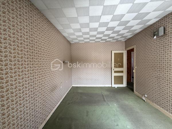 Point info : Une vidéo du logement, un dossier complet avec photos supplémentaires, diagnostics et documents relatifs au bien sont disponibles sur simple demande avant la visite.

Située au cœur du quartier du Miroir, cette maison de ville des années 50 bénéficie d’un emplacement privilégié, à quelques minutes de la gare, des écoles, des commerces, ainsi que du tramway et des lignes de bus accessibles à pied.

128 m² habitables, elle séduira les acquéreurs à la recherche d’un bien offrant de beaux volumes, une configuration rare et un véritable potentiel de valorisation.

Le rez-de-chaussée se compose d’une entrée, d’un agréable salon baigné de lumière grâce à son exposition plein sud, d’une salle à manger, d’une cuisine indépendante, ainsi que d’une suite parentale avec sa salle de bains privative équipée d’une baignoire balnéo, d’une douche et d’un meuble vasque. Un WC indépendant complète ce niveau. Également une véranda.

À l’étage, vous découvrirez deux chambres confortables, dont une avec grand dressing ou bureau, une salle d’eau, un deuxième WC, ainsi qu’un grenier aménageable. Cet espace pourra facilement accueillir une chambre supplémentaire, un bureau ou une suite parentale selon vos besoins.

Le sous-sol avec fenêtre et WC de plus de 65 m² constitue un véritable espace de vie complémentaire. Il pourra être aménagé en bureau, salle de cinéma, salle de jeux, salle de sport ou atelier, tout en conservant une importante capacité de stockage.

À l’extérieur, une cour ( à aménager ) complète l’ensemble, ainsi qu’un double garage avec deux portes indépendantes, permettant de stationner facilement deux véhicules tout en offrant un espace supplémentaire pour le rangement, le bricolage ou le stockage.

Grâce à son agencement et à ses volumes, cette maison offre également la possibilité d’envisager une division afin de créer plusieurs logements dans le cadre d’un projet d’investissement locatif (sous réserve des autorisations administratives et des travaux nécessaires).

Les points forts :

* Quartier recherché du Miroir
* Gare, tramway, bus, écoles et commerces accessibles à pied
* 128 m² habitables
* Suite parentale au rez-de-chaussée avec baignoire balnéo et douche
* Deux WC
* Sous-sol complet de plus de 65 m²
* Possibilité d’aménager un bureau, une salle de cinéma ou une salle de jeux
* Grenier aménageable
* Double garage avec deux portes indépendantes
* Cour privative
* Possibilité de division pour un investissement locatif
* Beau potentiel de rénovation et de valorisation

Une maison rare sur le secteur, alliant emplacement, fonctionnalité et potentiel, idéale aussi bien pour une résidence principale que pour un projet d’investissement. Une visite s’impose !

J’accompagne mes clients, dont plusieurs disposent déjà d’un financement fiable et assuré, dans leur recherche de biens au Mans et ses alentours. Je suis également à la recherche de nouveaux biens à vendre. Je rémunère mes apporteurs d’affaires et je travaille avec un réseau d’artisans ainsi qu’un courtier en financement afin de vous accompagner dans toutes les étapes de votre projet immobilier.