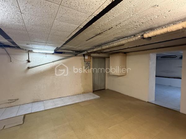Point info : Une vidéo du logement, un dossier complet avec photos supplémentaires, diagnostics et documents relatifs au bien sont disponibles sur simple demande avant la visite.

Située au cœur du quartier du Miroir, cette maison de ville des années 50 bénéficie d’un emplacement privilégié, à quelques minutes de la gare, des écoles, des commerces, ainsi que du tramway et des lignes de bus accessibles à pied.

128 m² habitables, elle séduira les acquéreurs à la recherche d’un bien offrant de beaux volumes, une configuration rare et un véritable potentiel de valorisation.

Le rez-de-chaussée se compose d’une entrée, d’un agréable salon baigné de lumière grâce à son exposition plein sud, d’une salle à manger, d’une cuisine indépendante, ainsi que d’une suite parentale avec sa salle de bains privative équipée d’une baignoire balnéo, d’une douche et d’un meuble vasque. Un WC indépendant complète ce niveau. Également une véranda.

À l’étage, vous découvrirez deux chambres confortables, dont une avec grand dressing ou bureau, une salle d’eau, un deuxième WC, ainsi qu’un grenier aménageable. Cet espace pourra facilement accueillir une chambre supplémentaire, un bureau ou une suite parentale selon vos besoins.

Le sous-sol avec fenêtre et WC de plus de 65 m² constitue un véritable espace de vie complémentaire. Il pourra être aménagé en bureau, salle de cinéma, salle de jeux, salle de sport ou atelier, tout en conservant une importante capacité de stockage.

À l’extérieur, une cour ( à aménager ) complète l’ensemble, ainsi qu’un double garage avec deux portes indépendantes, permettant de stationner facilement deux véhicules tout en offrant un espace supplémentaire pour le rangement, le bricolage ou le stockage.

Grâce à son agencement et à ses volumes, cette maison offre également la possibilité d’envisager une division afin de créer plusieurs logements dans le cadre d’un projet d’investissement locatif (sous réserve des autorisations administratives et des travaux nécessaires).

Les points forts :

* Quartier recherché du Miroir
* Gare, tramway, bus, écoles et commerces accessibles à pied
* 128 m² habitables
* Suite parentale au rez-de-chaussée avec baignoire balnéo et douche
* Deux WC
* Sous-sol complet de plus de 65 m²
* Possibilité d’aménager un bureau, une salle de cinéma ou une salle de jeux
* Grenier aménageable
* Double garage avec deux portes indépendantes
* Cour privative
* Possibilité de division pour un investissement locatif
* Beau potentiel de rénovation et de valorisation

Une maison rare sur le secteur, alliant emplacement, fonctionnalité et potentiel, idéale aussi bien pour une résidence principale que pour un projet d’investissement. Une visite s’impose !

J’accompagne mes clients, dont plusieurs disposent déjà d’un financement fiable et assuré, dans leur recherche de biens au Mans et ses alentours. Je suis également à la recherche de nouveaux biens à vendre. Je rémunère mes apporteurs d’affaires et je travaille avec un réseau d’artisans ainsi qu’un courtier en financement afin de vous accompagner dans toutes les étapes de votre projet immobilier.