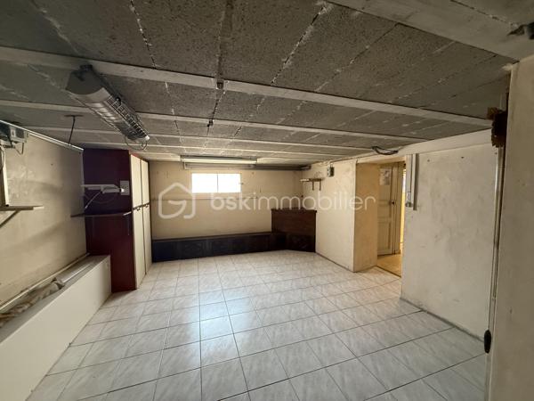 Point info : Une vidéo du logement, un dossier complet avec photos supplémentaires, diagnostics et documents relatifs au bien sont disponibles sur simple demande avant la visite.

Située au cœur du quartier du Miroir, cette maison de ville des années 50 bénéficie d’un emplacement privilégié, à quelques minutes de la gare, des écoles, des commerces, ainsi que du tramway et des lignes de bus accessibles à pied.

128 m² habitables, elle séduira les acquéreurs à la recherche d’un bien offrant de beaux volumes, une configuration rare et un véritable potentiel de valorisation.

Le rez-de-chaussée se compose d’une entrée, d’un agréable salon baigné de lumière grâce à son exposition plein sud, d’une salle à manger, d’une cuisine indépendante, ainsi que d’une suite parentale avec sa salle de bains privative équipée d’une baignoire balnéo, d’une douche et d’un meuble vasque. Un WC indépendant complète ce niveau. Également une véranda.

À l’étage, vous découvrirez deux chambres confortables, dont une avec grand dressing ou bureau, une salle d’eau, un deuxième WC, ainsi qu’un grenier aménageable. Cet espace pourra facilement accueillir une chambre supplémentaire, un bureau ou une suite parentale selon vos besoins.

Le sous-sol avec fenêtre et WC de plus de 65 m² constitue un véritable espace de vie complémentaire. Il pourra être aménagé en bureau, salle de cinéma, salle de jeux, salle de sport ou atelier, tout en conservant une importante capacité de stockage.

À l’extérieur, une cour ( à aménager ) complète l’ensemble, ainsi qu’un double garage avec deux portes indépendantes, permettant de stationner facilement deux véhicules tout en offrant un espace supplémentaire pour le rangement, le bricolage ou le stockage.

Grâce à son agencement et à ses volumes, cette maison offre également la possibilité d’envisager une division afin de créer plusieurs logements dans le cadre d’un projet d’investissement locatif (sous réserve des autorisations administratives et des travaux nécessaires).

Les points forts :

* Quartier recherché du Miroir
* Gare, tramway, bus, écoles et commerces accessibles à pied
* 128 m² habitables
* Suite parentale au rez-de-chaussée avec baignoire balnéo et douche
* Deux WC
* Sous-sol complet de plus de 65 m²
* Possibilité d’aménager un bureau, une salle de cinéma ou une salle de jeux
* Grenier aménageable
* Double garage avec deux portes indépendantes
* Cour privative
* Possibilité de division pour un investissement locatif
* Beau potentiel de rénovation et de valorisation

Une maison rare sur le secteur, alliant emplacement, fonctionnalité et potentiel, idéale aussi bien pour une résidence principale que pour un projet d’investissement. Une visite s’impose !

J’accompagne mes clients, dont plusieurs disposent déjà d’un financement fiable et assuré, dans leur recherche de biens au Mans et ses alentours. Je suis également à la recherche de nouveaux biens à vendre. Je rémunère mes apporteurs d’affaires et je travaille avec un réseau d’artisans ainsi qu’un courtier en financement afin de vous accompagner dans toutes les étapes de votre projet immobilier.