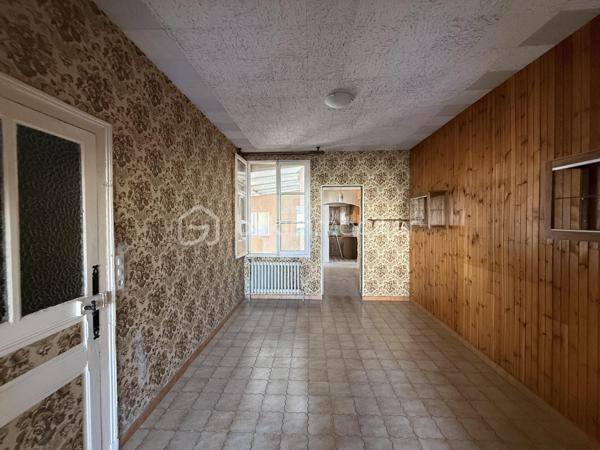 Point info : Une vidéo du logement, un dossier complet avec photos supplémentaires, diagnostics et documents relatifs au bien sont disponibles sur simple demande avant la visite.

Située au cœur du quartier du Miroir, cette maison de ville des années 50 bénéficie d’un emplacement privilégié, à quelques minutes de la gare, des écoles, des commerces, ainsi que du tramway et des lignes de bus accessibles à pied.

128 m² habitables, elle séduira les acquéreurs à la recherche d’un bien offrant de beaux volumes, une configuration rare et un véritable potentiel de valorisation.

Le rez-de-chaussée se compose d’une entrée, d’un agréable salon baigné de lumière grâce à son exposition plein sud, d’une salle à manger, d’une cuisine indépendante, ainsi que d’une suite parentale avec sa salle de bains privative équipée d’une baignoire balnéo, d’une douche et d’un meuble vasque. Un WC indépendant complète ce niveau. Également une véranda.

À l’étage, vous découvrirez deux chambres confortables, dont une avec grand dressing ou bureau, une salle d’eau, un deuxième WC, ainsi qu’un grenier aménageable. Cet espace pourra facilement accueillir une chambre supplémentaire, un bureau ou une suite parentale selon vos besoins.

Le sous-sol avec fenêtre et WC de plus de 65 m² constitue un véritable espace de vie complémentaire. Il pourra être aménagé en bureau, salle de cinéma, salle de jeux, salle de sport ou atelier, tout en conservant une importante capacité de stockage.

À l’extérieur, une cour ( à aménager ) complète l’ensemble, ainsi qu’un double garage avec deux portes indépendantes, permettant de stationner facilement deux véhicules tout en offrant un espace supplémentaire pour le rangement, le bricolage ou le stockage.

Grâce à son agencement et à ses volumes, cette maison offre également la possibilité d’envisager une division afin de créer plusieurs logements dans le cadre d’un projet d’investissement locatif (sous réserve des autorisations administratives et des travaux nécessaires).

Les points forts :

* Quartier recherché du Miroir
* Gare, tramway, bus, écoles et commerces accessibles à pied
* 128 m² habitables
* Suite parentale au rez-de-chaussée avec baignoire balnéo et douche
* Deux WC
* Sous-sol complet de plus de 65 m²
* Possibilité d’aménager un bureau, une salle de cinéma ou une salle de jeux
* Grenier aménageable
* Double garage avec deux portes indépendantes
* Cour privative
* Possibilité de division pour un investissement locatif
* Beau potentiel de rénovation et de valorisation

Une maison rare sur le secteur, alliant emplacement, fonctionnalité et potentiel, idéale aussi bien pour une résidence principale que pour un projet d’investissement. Une visite s’impose !

J’accompagne mes clients, dont plusieurs disposent déjà d’un financement fiable et assuré, dans leur recherche de biens au Mans et ses alentours. Je suis également à la recherche de nouveaux biens à vendre. Je rémunère mes apporteurs d’affaires et je travaille avec un réseau d’artisans ainsi qu’un courtier en financement afin de vous accompagner dans toutes les étapes de votre projet immobilier.