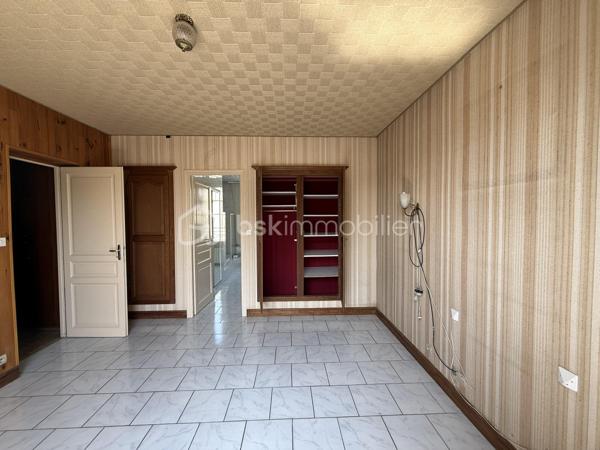 Point info : Une vidéo du logement, un dossier complet avec photos supplémentaires, diagnostics et documents relatifs au bien sont disponibles sur simple demande avant la visite.

Située au cœur du quartier du Miroir, cette maison de ville des années 50 bénéficie d’un emplacement privilégié, à quelques minutes de la gare, des écoles, des commerces, ainsi que du tramway et des lignes de bus accessibles à pied.

128 m² habitables, elle séduira les acquéreurs à la recherche d’un bien offrant de beaux volumes, une configuration rare et un véritable potentiel de valorisation.

Le rez-de-chaussée se compose d’une entrée, d’un agréable salon baigné de lumière grâce à son exposition plein sud, d’une salle à manger, d’une cuisine indépendante, ainsi que d’une suite parentale avec sa salle de bains privative équipée d’une baignoire balnéo, d’une douche et d’un meuble vasque. Un WC indépendant complète ce niveau. Également une véranda.

À l’étage, vous découvrirez deux chambres confortables, dont une avec grand dressing ou bureau, une salle d’eau, un deuxième WC, ainsi qu’un grenier aménageable. Cet espace pourra facilement accueillir une chambre supplémentaire, un bureau ou une suite parentale selon vos besoins.

Le sous-sol avec fenêtre et WC de plus de 65 m² constitue un véritable espace de vie complémentaire. Il pourra être aménagé en bureau, salle de cinéma, salle de jeux, salle de sport ou atelier, tout en conservant une importante capacité de stockage.

À l’extérieur, une cour ( à aménager ) complète l’ensemble, ainsi qu’un double garage avec deux portes indépendantes, permettant de stationner facilement deux véhicules tout en offrant un espace supplémentaire pour le rangement, le bricolage ou le stockage.

Grâce à son agencement et à ses volumes, cette maison offre également la possibilité d’envisager une division afin de créer plusieurs logements dans le cadre d’un projet d’investissement locatif (sous réserve des autorisations administratives et des travaux nécessaires).

Les points forts :

* Quartier recherché du Miroir
* Gare, tramway, bus, écoles et commerces accessibles à pied
* 128 m² habitables
* Suite parentale au rez-de-chaussée avec baignoire balnéo et douche
* Deux WC
* Sous-sol complet de plus de 65 m²
* Possibilité d’aménager un bureau, une salle de cinéma ou une salle de jeux
* Grenier aménageable
* Double garage avec deux portes indépendantes
* Cour privative
* Possibilité de division pour un investissement locatif
* Beau potentiel de rénovation et de valorisation

Une maison rare sur le secteur, alliant emplacement, fonctionnalité et potentiel, idéale aussi bien pour une résidence principale que pour un projet d’investissement. Une visite s’impose !

J’accompagne mes clients, dont plusieurs disposent déjà d’un financement fiable et assuré, dans leur recherche de biens au Mans et ses alentours. Je suis également à la recherche de nouveaux biens à vendre. Je rémunère mes apporteurs d’affaires et je travaille avec un réseau d’artisans ainsi qu’un courtier en financement afin de vous accompagner dans toutes les étapes de votre projet immobilier.